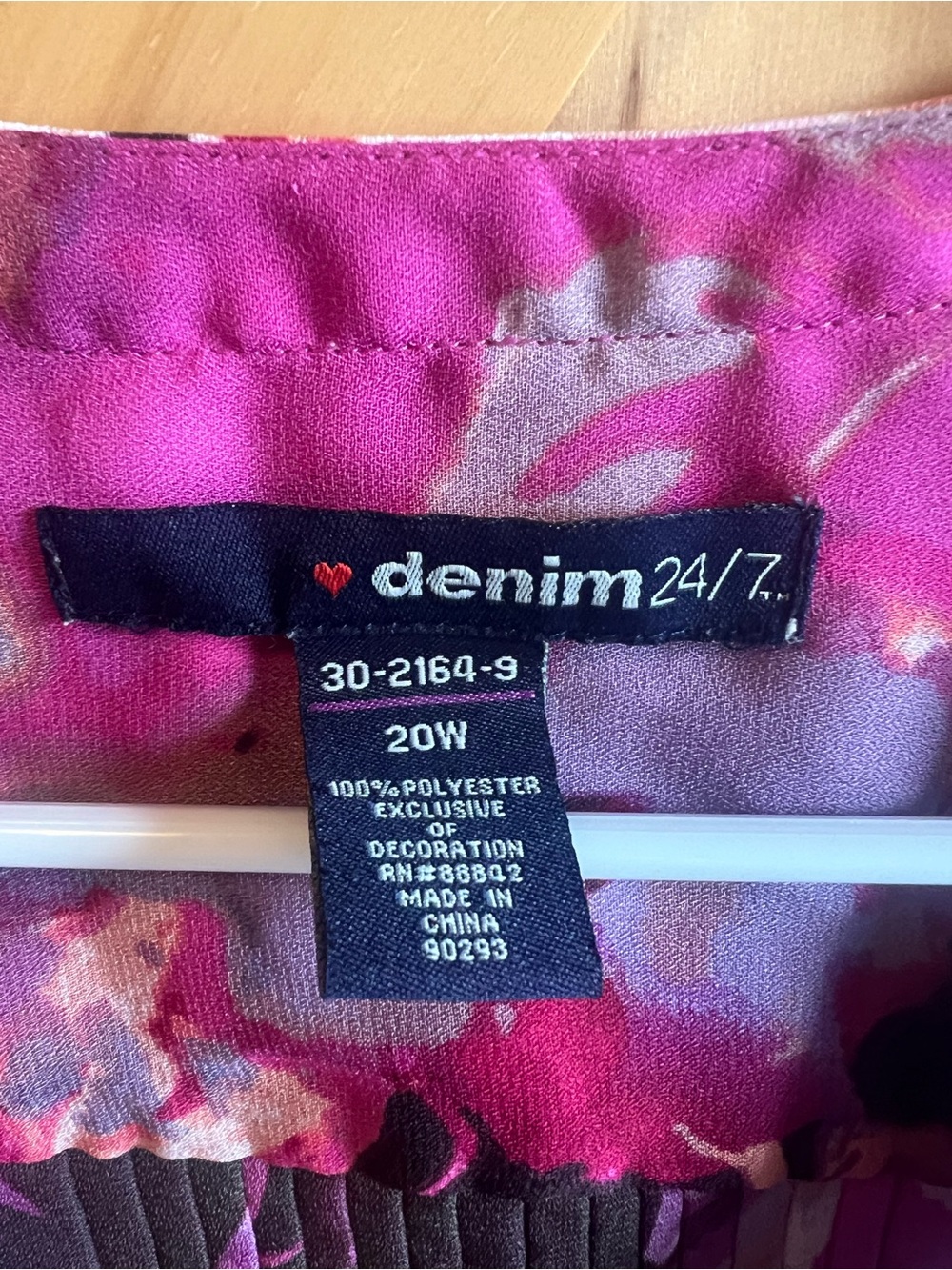 Denim 24/7 Fuchsia Floral V-Neck Pintuck Blouse Scalloped Detail Size 20W Boho - Picture 4 of 9